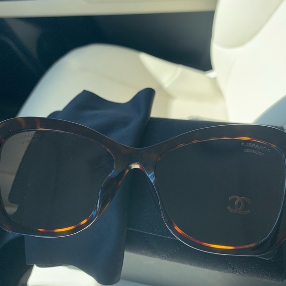 Like new, pristine polarized Chanel tortoise shell sunglasses - Picture 6 of 6